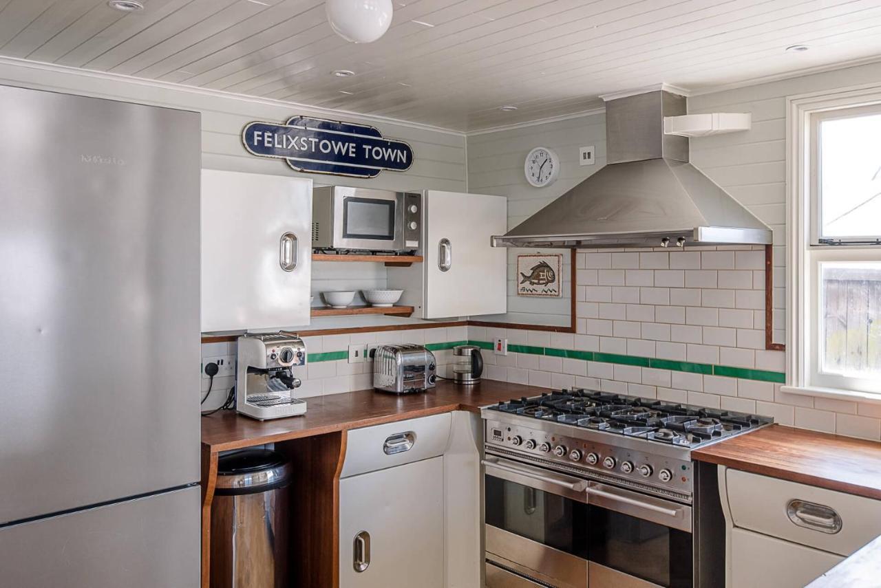 The Boathouse In Felixstowe Ferry - Stunning Waterfront Property Exterior foto