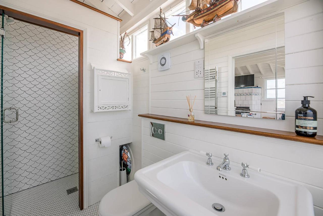 The Boathouse In Felixstowe Ferry - Stunning Waterfront Property Exterior foto