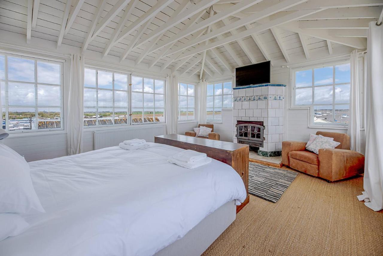 The Boathouse In Felixstowe Ferry - Stunning Waterfront Property Exterior foto