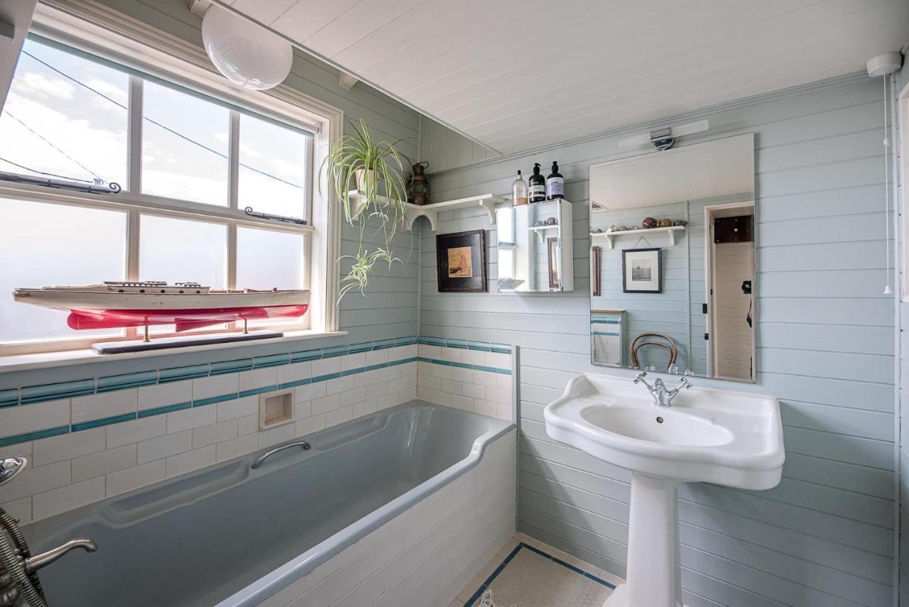 The Boathouse In Felixstowe Ferry - Stunning Waterfront Property Exterior foto